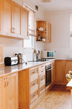 Fridge, microwave, oven, stovetop - 15% Off Weekly | Nature-View The Cheeky Wren | 3BR (Island Beach)
