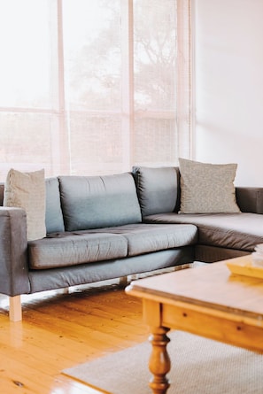 TV, books - 15% Off Weekly | Nature-View The Cheeky Wren | 3BR (Island Beach)