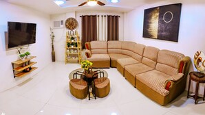 Business center - DIANNA'S INN (Coron)