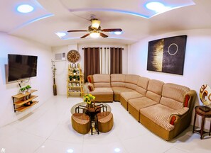 Business center - DIANNA'S INN (Coron)