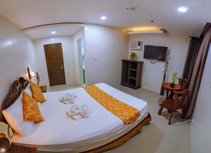 Quarto casal superior, 1 cama Queen, banheiro privativo, vista para a colina | Roupas de cama premium, cofres nos quartos, individualmente mobiliados