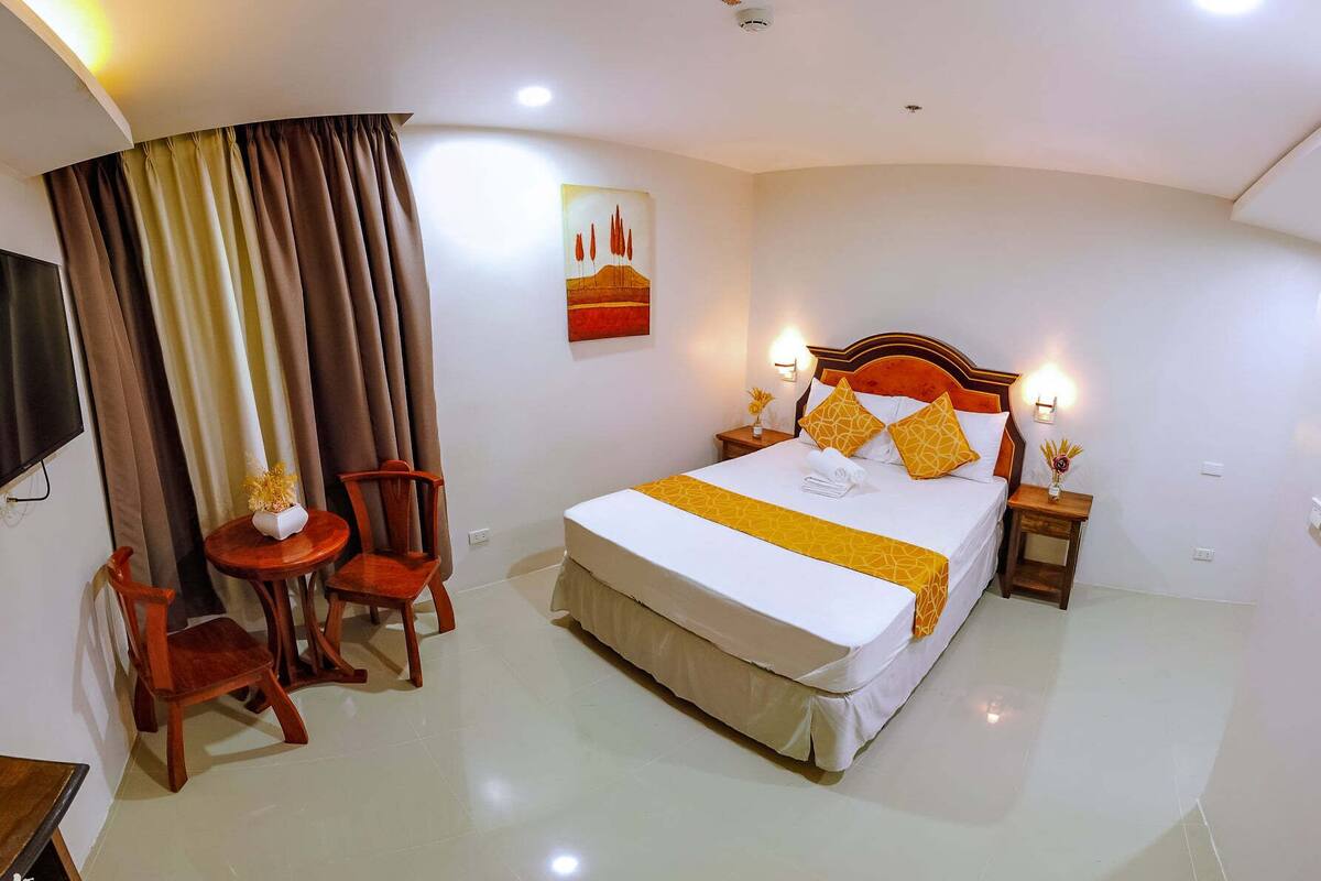 Premium bedding, in-room safe, desk, laptop workspace