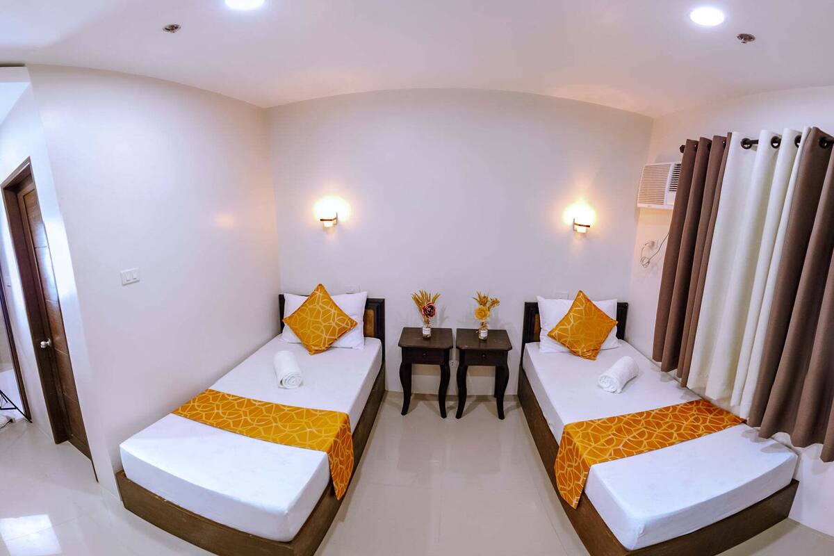 Deluxe Twin Room, Multiple Beds, Private Bathroom | Premium bedding, in-room safe, desk, laptop workspace