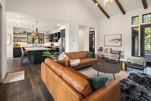 Smart TV, fireplace, video games, table football - Luxury Awaits! Experience Suncadia#1 6BR/5.5BA-On the Course! (Cle Elum)