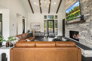 Smart TV, chimenea, videojuegos y futbolito 