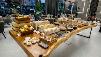 TĂ€gliches FrĂŒhstĂŒcksbuffet (70 RON pro Person)