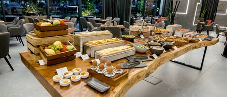 Petit déjeuner buffet (70 RON par personne)