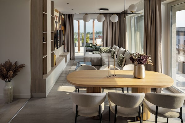 1 غرفة نوم وأغطية فراش متميزة ومساحة عمل للكمبيوتر المحمول وستائر تعتيم