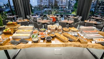 Daily buffet breakfast (RON 70 per person)