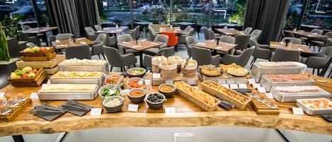 Dagelijks ontbijtbuffet (RON 70 per persoon)