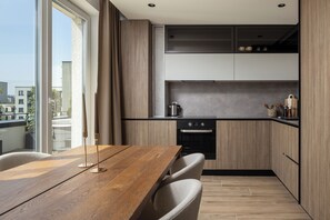 Premium bedding, laptop workspace, blackout curtains, soundproofing - The Alley by Kanopian (Brasov)