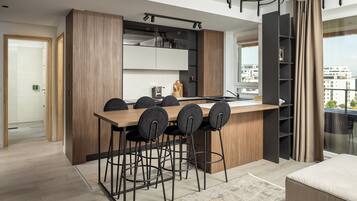 Luxe penthouse, 1 slaapkamer | Privékeuken | Een koelkast, een oven, een kookplaat, een vaatwasser