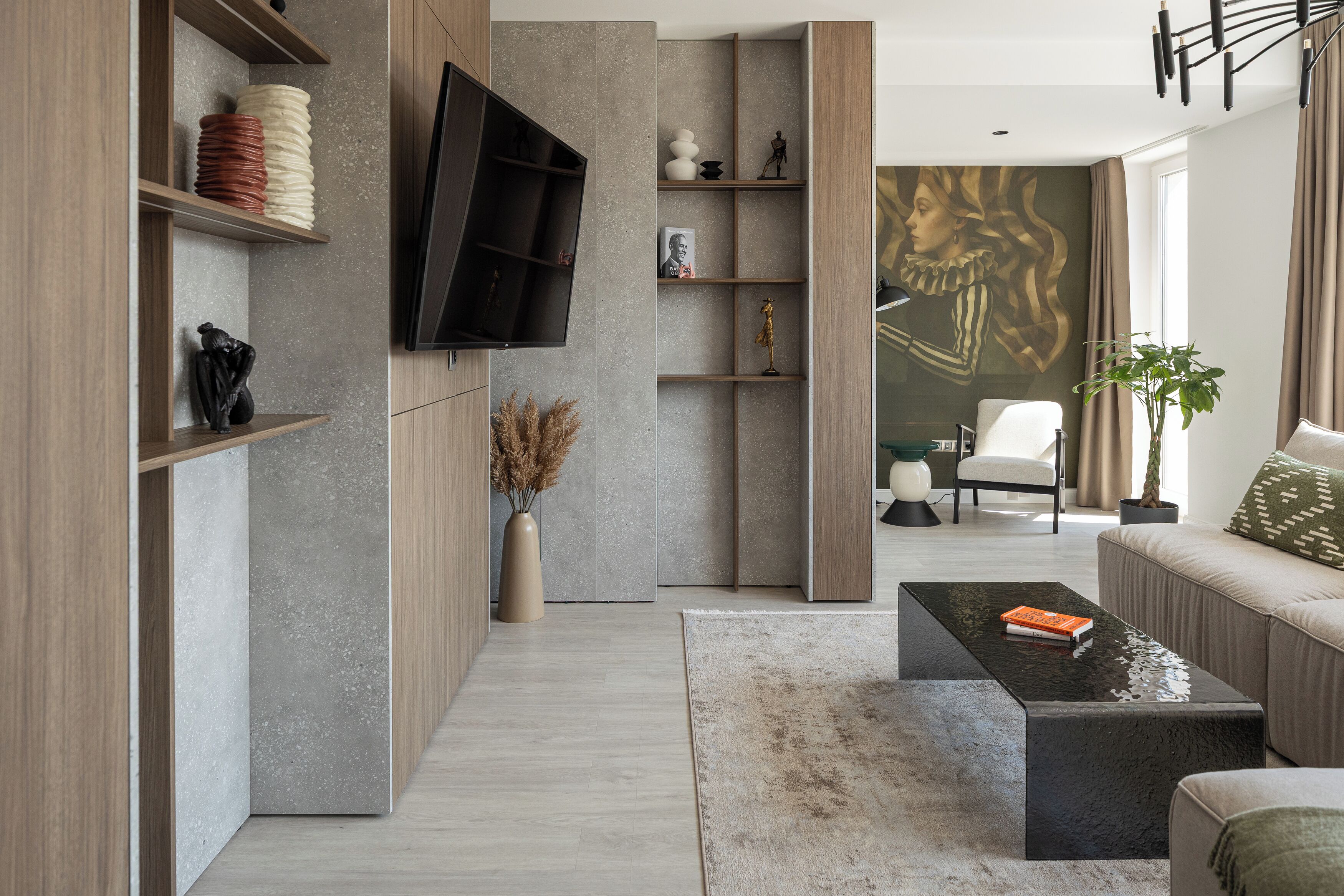 Una sala de estar moderna con un televisor de pantalla plana, estanterías de madera, un sofá y una mesa de centro.
