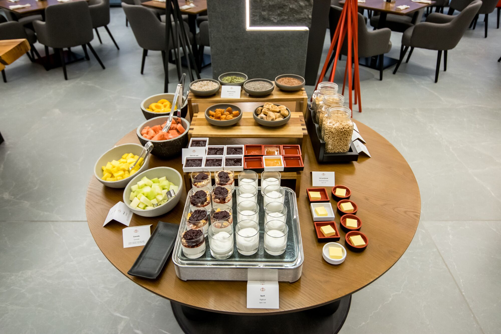 Ein reichhaltiges Buffet mit verschiedenen Speisen und Beilagen.