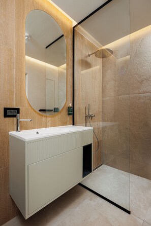 Studio | Bathroom | Free toiletries, hair dryer, bathrobes