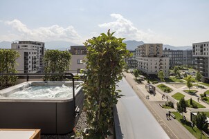 Ropa de cama de alta calidad y espacio para trabajar con laptop