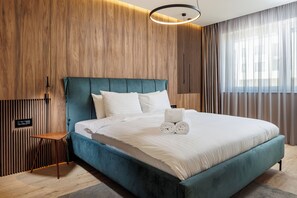Premium bedding, laptop workspace, blackout curtains, soundproofing - The Alley by Kanopian (Brasov)