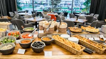 Petit déjeuner buffet (70 RON par personne)