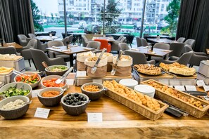 Daily buffet breakfast (RON 100 per person)