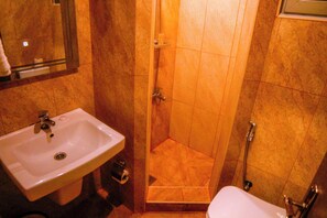 Separate bathtub and shower, rainfall showerhead, free toiletries, bidet