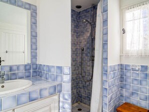 Secador de cabelo, toalhas de banho, sabonete, papel higiênico