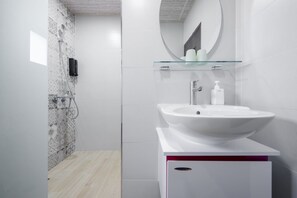 Sea View Double Room with Balcony | Bathroom | Shower, hair dryer, slippers, towels - BestHome929 (Liuqiu)