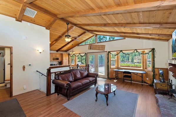 Televisión y chimenea 