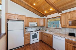 Køleskab, mikrobølgeovn, ovn, kogeplade