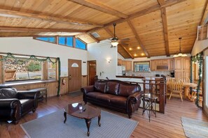 TV, fireplace - Monterey Mtn View Cabin Views Moonridge (Big Bear Lake)