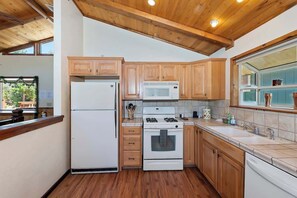 ثلاجة، ميكروويف، ف�رن، موقد طهي مسطح