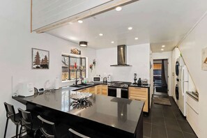 Kylskåp, mikrovågsugn, ugn och spishäll