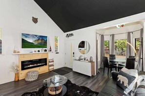 Tv, eldstad och kontor