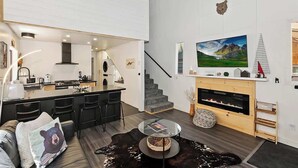 Un interior moderno con cocina, comedor y sala de estar.
