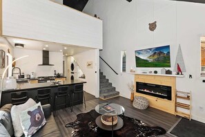 Tv, eldstad och kontor