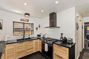 Køleskab, mikrobølgeovn, ovn, kogeplade