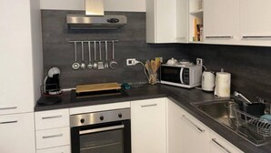 House | Private kitchen | Fridge, microwave, oven, stovetop - Beautiful Retreat in the Heart of Piedmont Wine Country (Strevi)