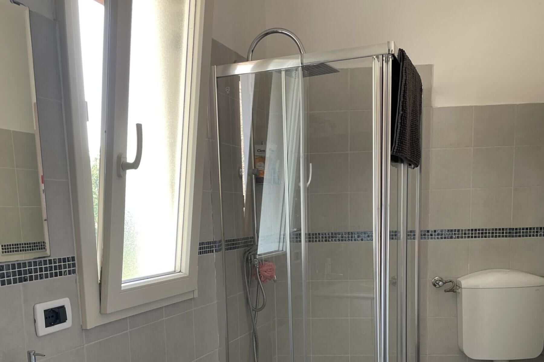 Vòi sen/bồn tắm kết hợp, bồn tắm ngâm, máy sấy tóc, khăn tắm 