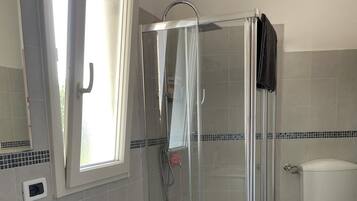 Vòi sen/bồn tắm kết hợp, bồn tắm ngâm, máy sấy tóc, khăn tắm