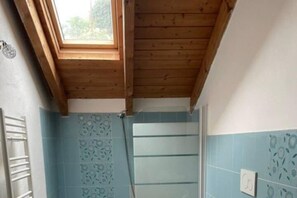 Ensemble baignoire-douche, baignoire profonde, séchoir à cheveux