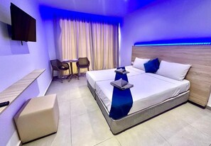 Superior studio | Luxe beddengoed, een laptopwerkplek, verduisterende gordijnen