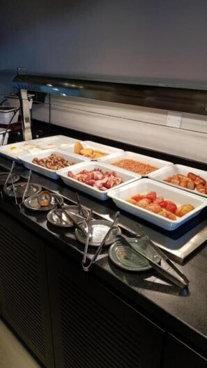 Café da manhã com buffet todos os dias mediante uma taxa