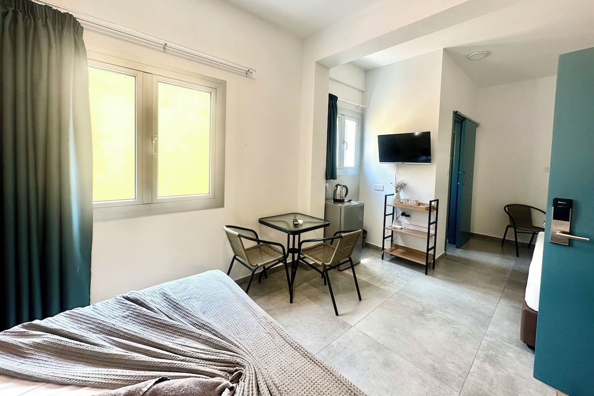 Standaard driepersoonskamer | 1 slaapkamer, luxe beddengoed, een laptopwerkplek