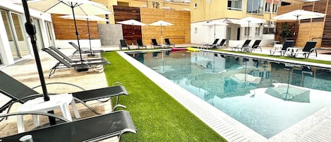 Außenpool (je nach Saison geöffnet), Sonnenschirme, Liegestühle