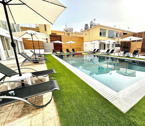 Sun Plaza Suites - Adults Only