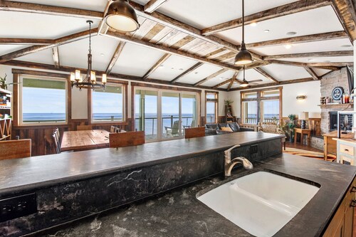 Life is Good: Soundfront | Hot Tub | Shared Pool