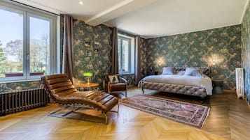 7 habitaciones, tabla de planchar con plancha y cuna de viaje