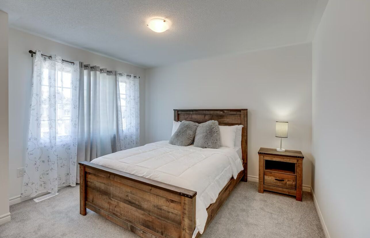 4 chambres, bureau, fer et planche à repasser, lit de bébé portatif
