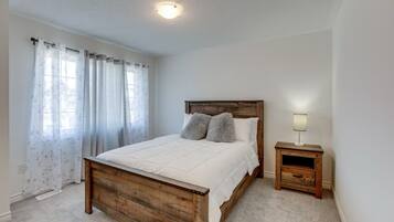 4 chambres, bureau, fer et planche à repasser, lit de bébé portatif