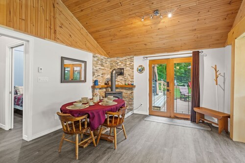 Charming Cabin w Large Yard—Near Rideau Lakes