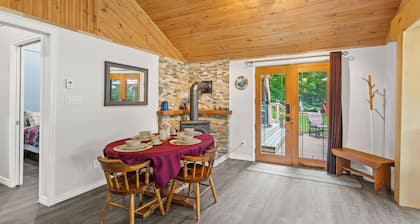 Charming Cabin w Large Yard—Near Rideau Lakes